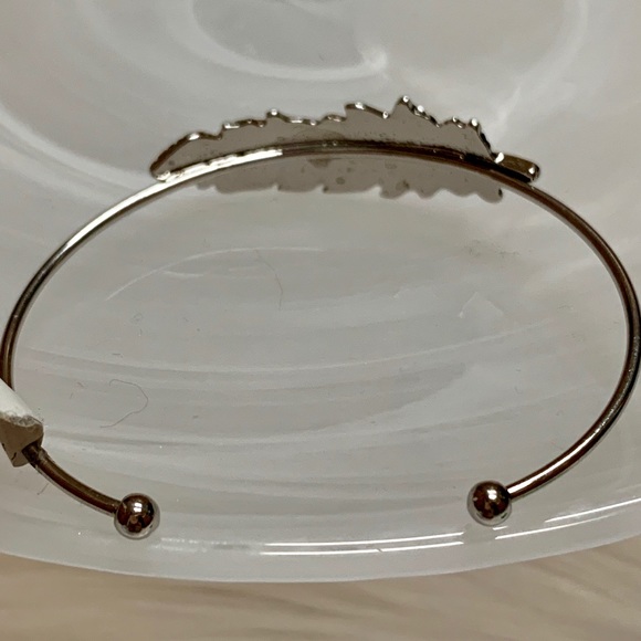 SILVER TONE SLIP-ON FEATHER TOPPED BANGLE NWT - Picture 7 of 8